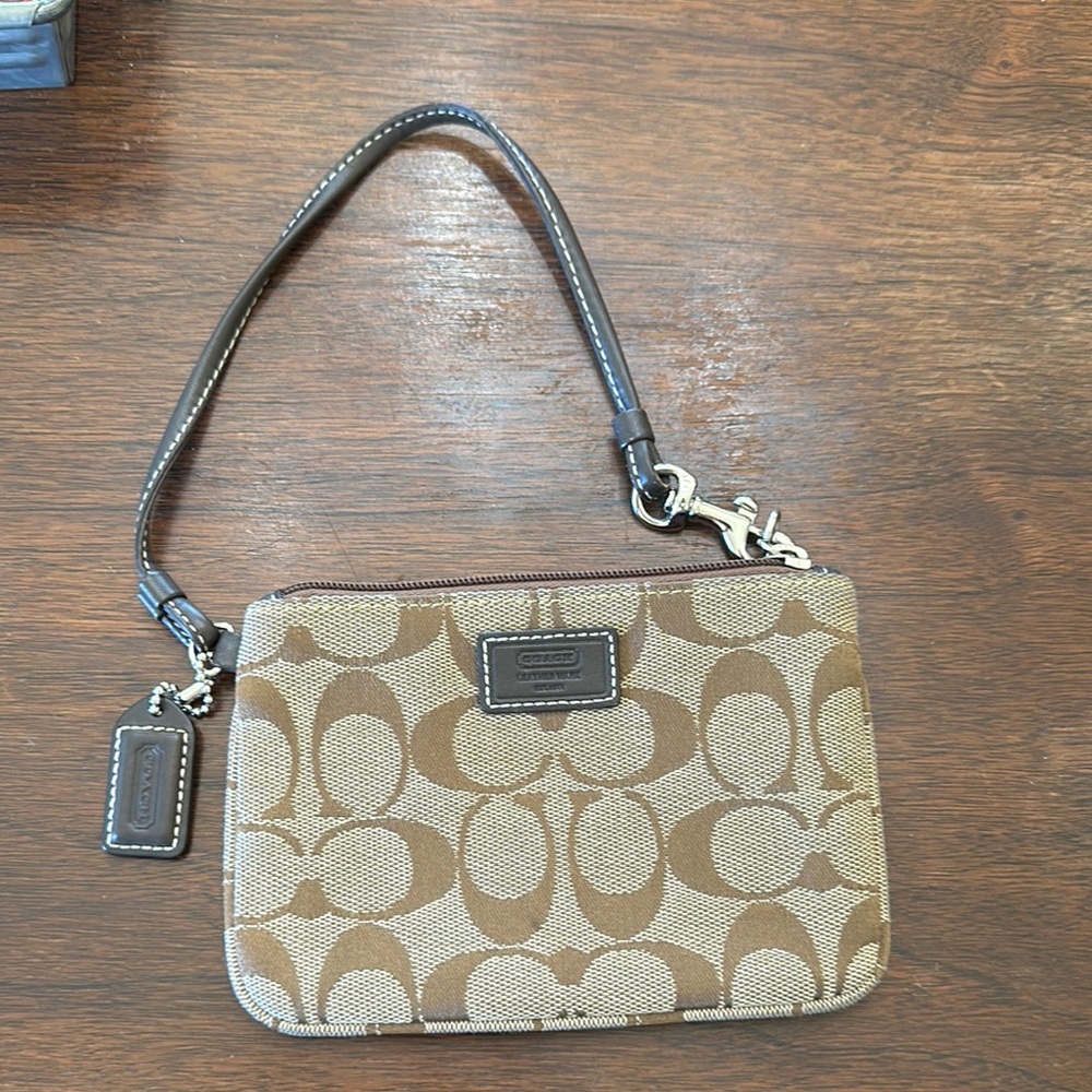 ➰Coach signature monogram zip wristlet.